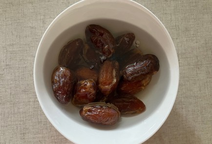 Фото шага рецепта Безглютеновый кекс с орехами и финиками 187238 шаг 4  