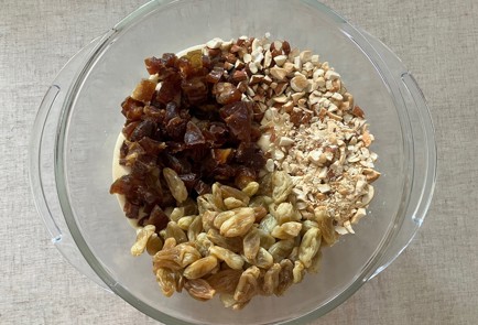 Фото шага рецепта Безглютеновый кекс с орехами и финиками 187238 шаг 8  