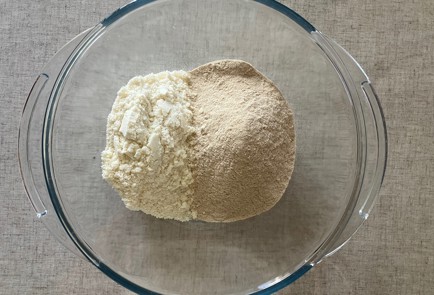 Фото шага рецепта Безглютеновый пирог с бананами персиками и сливами 187235 шаг 1  