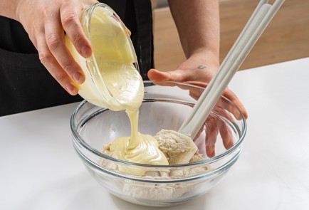 Фото шага рецепта Безглютеновый пирог с клюквой и белым шоколадом 175430 шаг 10  