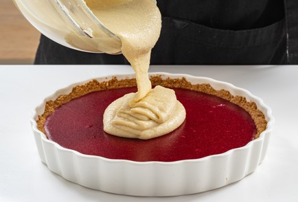 Фото шага рецепта Безглютеновый пирог с клюквой и белым шоколадом 175430 шаг 11  