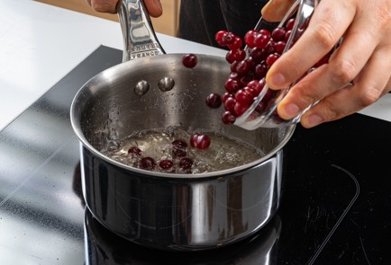 Фото шага рецепта Безглютеновый пирог с клюквой и белым шоколадом 175430 шаг 12  