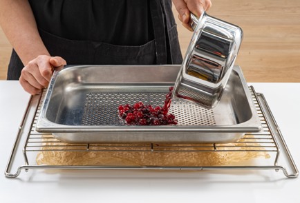 Фото шага рецепта Безглютеновый пирог с клюквой и белым шоколадом 175430 шаг 13  