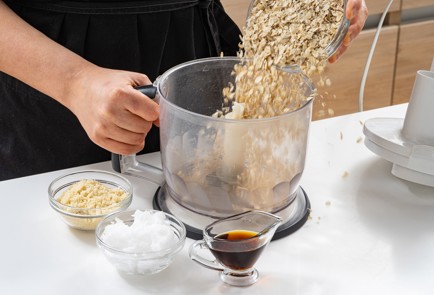 Фото шага рецепта Безглютеновый пирог с клюквой и белым шоколадом 175430 шаг 2  