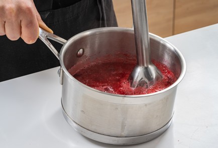 Фото шага рецепта Безглютеновый пирог с клюквой и белым шоколадом 175430 шаг 6  