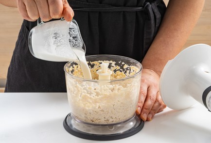 Фото шага рецепта Безглютеновый пирог с клюквой и белым шоколадом 175430 шаг 9  