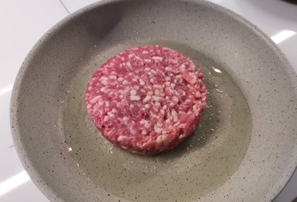 Фото шага рецепта Бифштекс из говядины 191530 шаг 2  