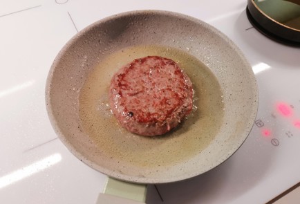 Фото шага рецепта Бифштекс из говядины 191530 шаг 3  