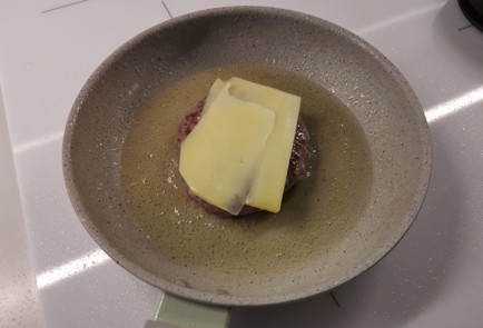 Фото шага рецепта Бифштекс из говядины 191530 шаг 4  