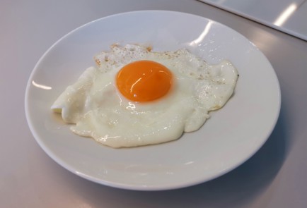 Фото шага рецепта Бифштекс с яйцом 191528 шаг 3  