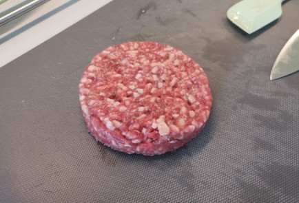 Фото шага рецепта Бифштекс с яйцом 191528 шаг 4  