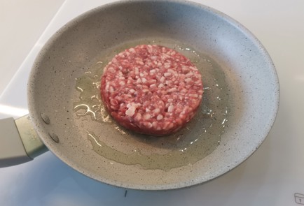 Фото шага рецепта Бифштекс с яйцом 191528 шаг 5  