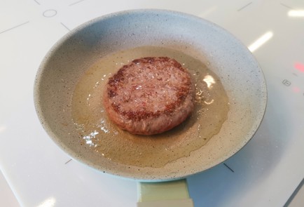 Фото шага рецепта Бифштекс с яйцом 191528 шаг 6  