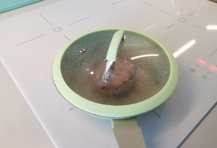 Фото шага рецепта Бифштекс с яйцом 191528 шаг 7  