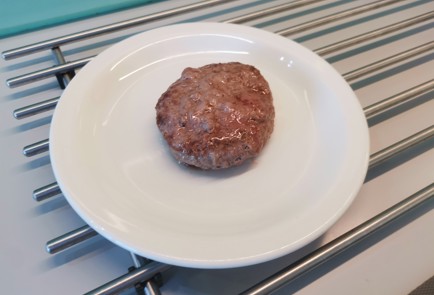 Фото шага рецепта Бифштекс с яйцом 191528 шаг 8  