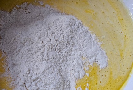 Фото шага рецепта Шарлотка пышная в духовке 190340 шаг 2  