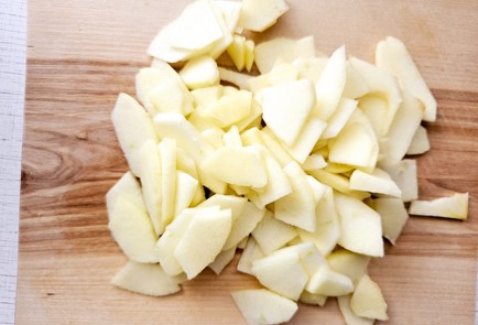 Фото шага рецепта Шарлотка пышная в духовке 190340 шаг 5  