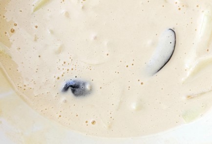 Фото шага рецепта Шарлотка пышная в духовке 190340 шаг 7  