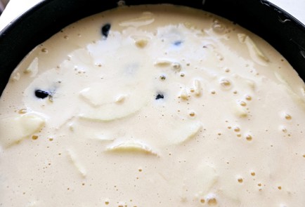 Фото шага рецепта Шарлотка пышная в духовке 190340 шаг 9  