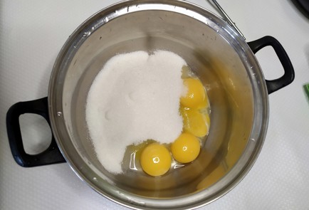 Фото шага рецепта Бисквит в мультиварке 188255 шаг 2