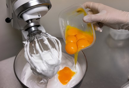 Фото шага рецепта Бисквитное тесто 138597 шаг 3  