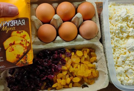 Фото шага рецепта Бисквитный пирог с изюмом и клюквой 191243 шаг 1  