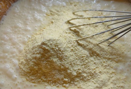 Фото шага рецепта Бисквитный пирог с изюмом и клюквой 191243 шаг 10  