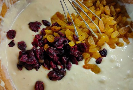 Фото шага рецепта Бисквитный пирог с изюмом и клюквой 191243 шаг 12  