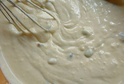 Фото шага рецепта Бисквитный пирог с изюмом и клюквой 191243 шаг 13  