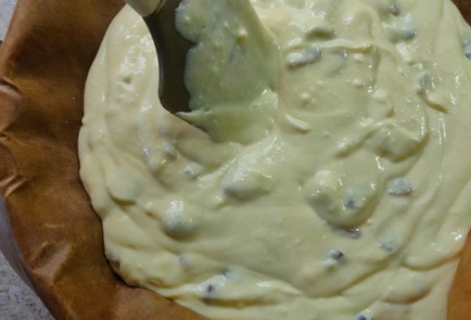 Фото шага рецепта Бисквитный пирог с изюмом и клюквой 191243 шаг 14  