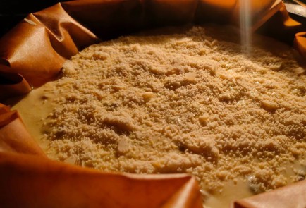 Фото шага рецепта Бисквитный пирог с изюмом и клюквой 191243 шаг 17  