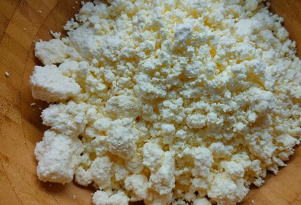 Фото шага рецепта Бисквитный пирог с изюмом и клюквой 191243 шаг 2  