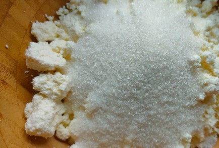 Фото шага рецепта Бисквитный пирог с изюмом и клюквой 191243 шаг 3  