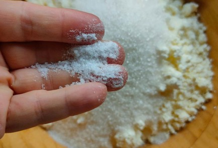 Фото шага рецепта Бисквитный пирог с изюмом и клюквой 191243 шаг 4  