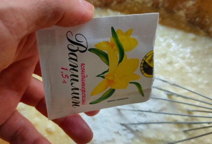 Фото шага рецепта Бисквитный пирог с изюмом и клюквой 191243 шаг 7  