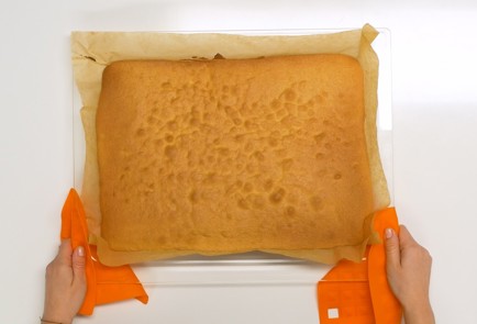 Фото шага рецепта Бисквитный рулет 140551 шаг 10  