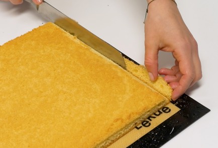 Фото шага рецепта Бисквитный рулет 140551 шаг 12  