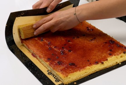 Фото шага рецепта Бисквитный рулет 140551 шаг 14  