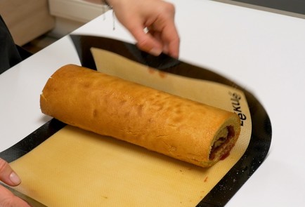 Фото шага рецепта Бисквитный рулет 140551 шаг 15  