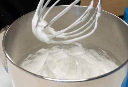 Фото шага рецепта Бисквитный рулет 140551 шаг 2  