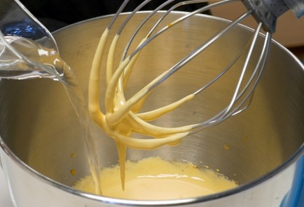 Фото шага рецепта Бисквитный рулет 140551 шаг 4  