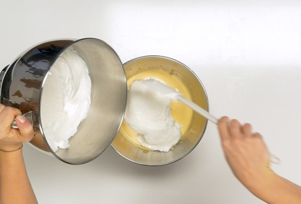 Фото шага рецепта Бисквитный рулет 140551 шаг 5  