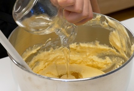 Фото шага рецепта Бисквитный рулет 140551 шаг 7  