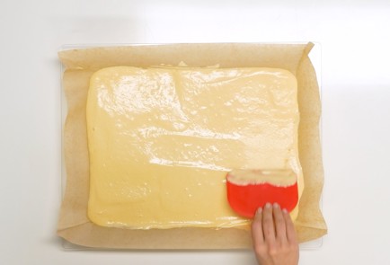 Фото шага рецепта Бисквитный рулет 140551 шаг 9  