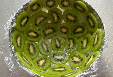 Фото шага рецепта Бисквитный торт с киви 174250 шаг 15  