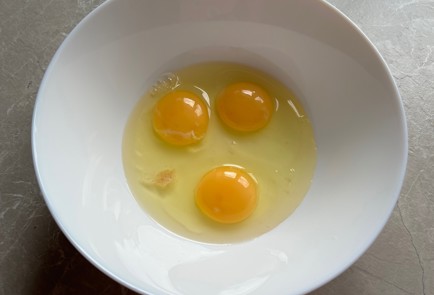 Фото шага рецепта Бисквитный торт с киви 174250 шаг 2  