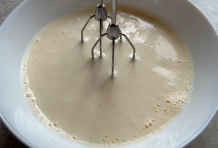 Фото шага рецепта Бисквитный торт с киви 174250 шаг 3  