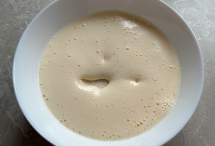 Фото шага рецепта Бисквитный торт с киви 174250 шаг 4  