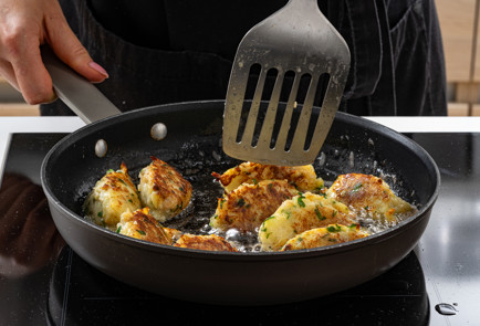 Фото шага рецепта Биточки из минтая 190498 шаг 9  