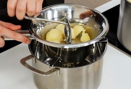 Фото шага рецепта Биточки из рыбы с картофельным пюре 91464 шаг 7  